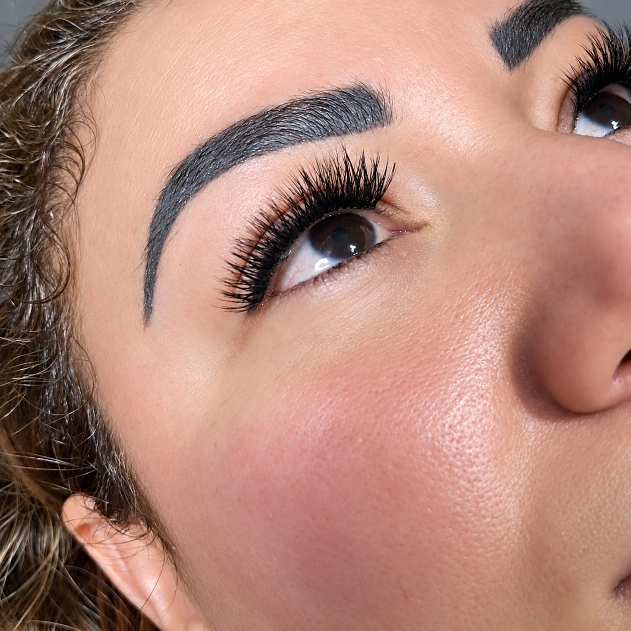 Sobrancelha com henna bem definida e cílios volumosos
