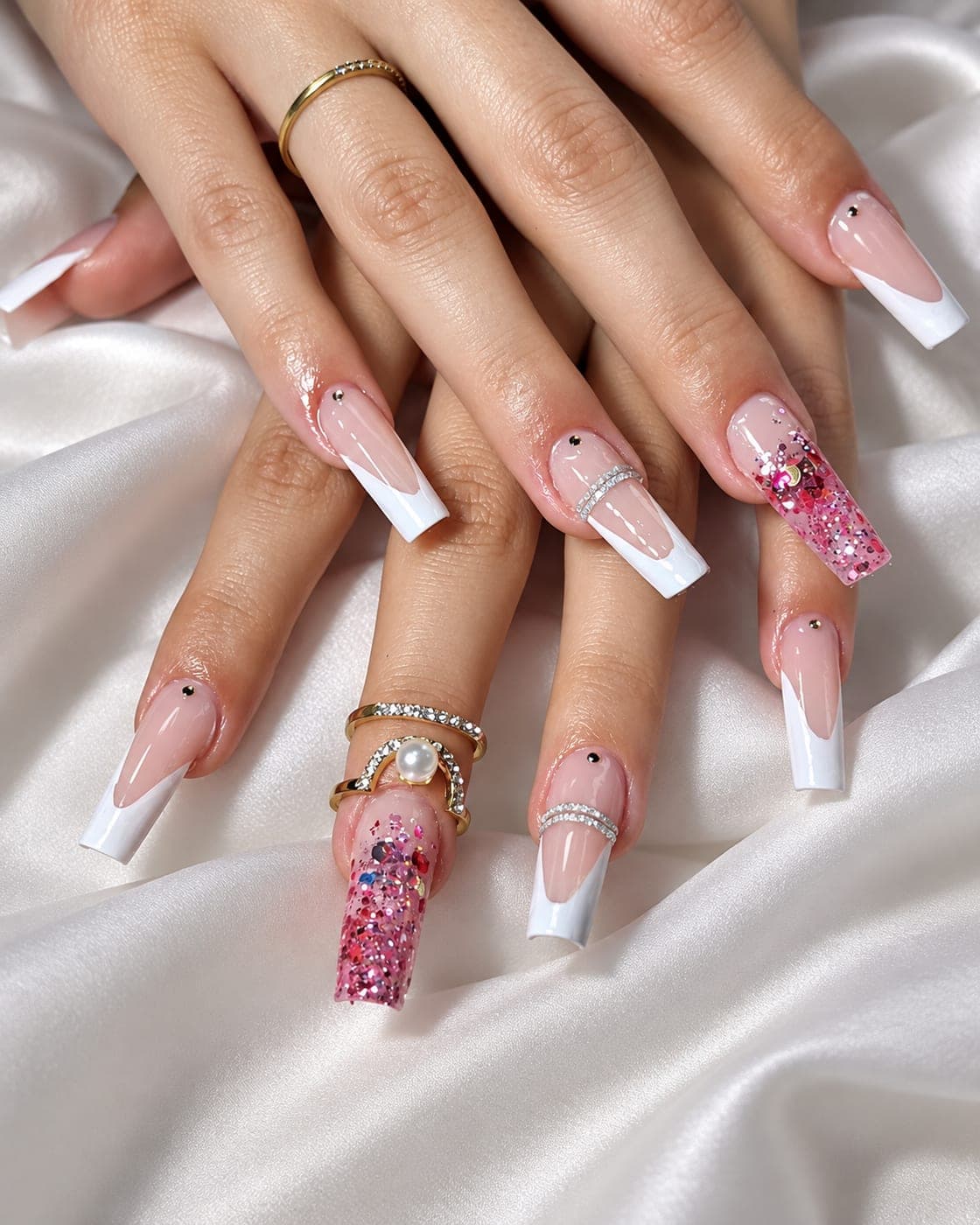 Unhas quadradas longas com francesinha branca e unha encapsulada com glitter rosa