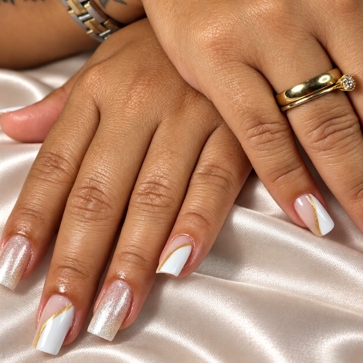 Unhas em gel nude com glitter champanhe e francesinha com fio dourado